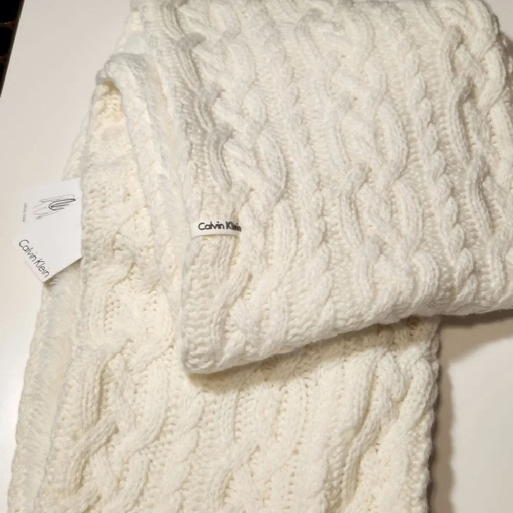 NWT CALVIN KLEIN Cozy Infinity Knit Loop Faux Fur Scarf Sz: OS. Great‎ Gift